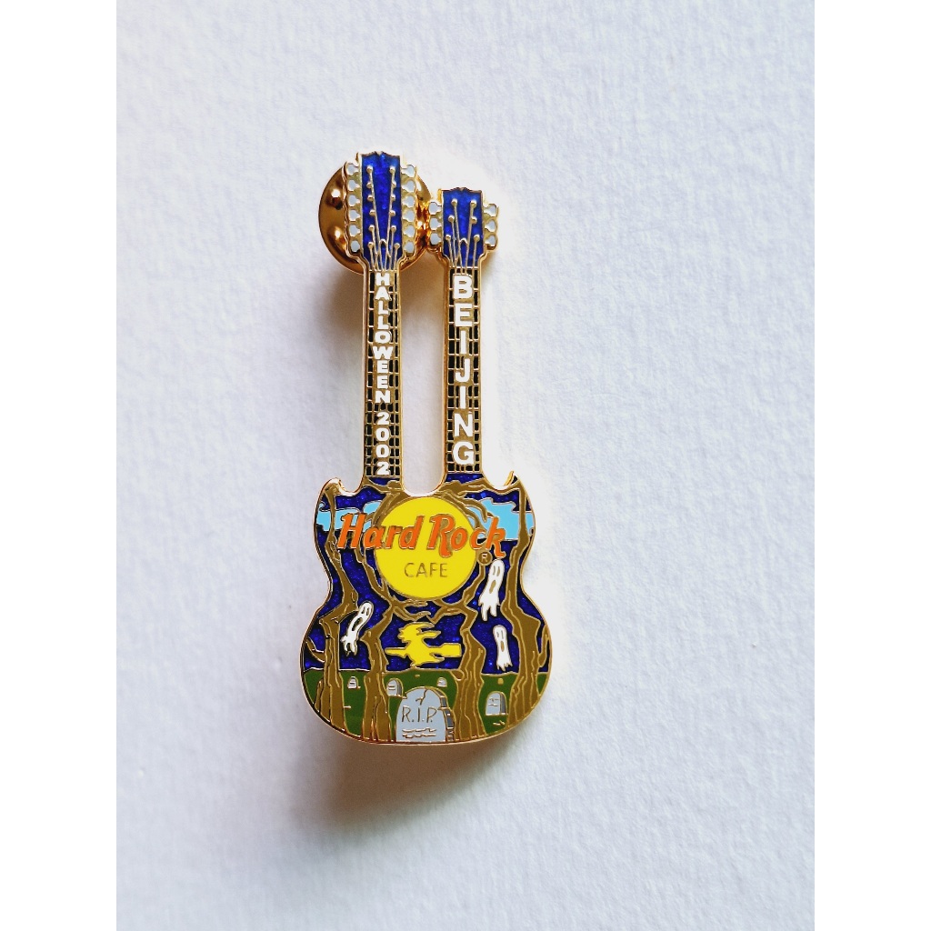 Pin / Broche - Hard Rock Cafe - Beijing - Halloween 2002 Doubleneck Guitar