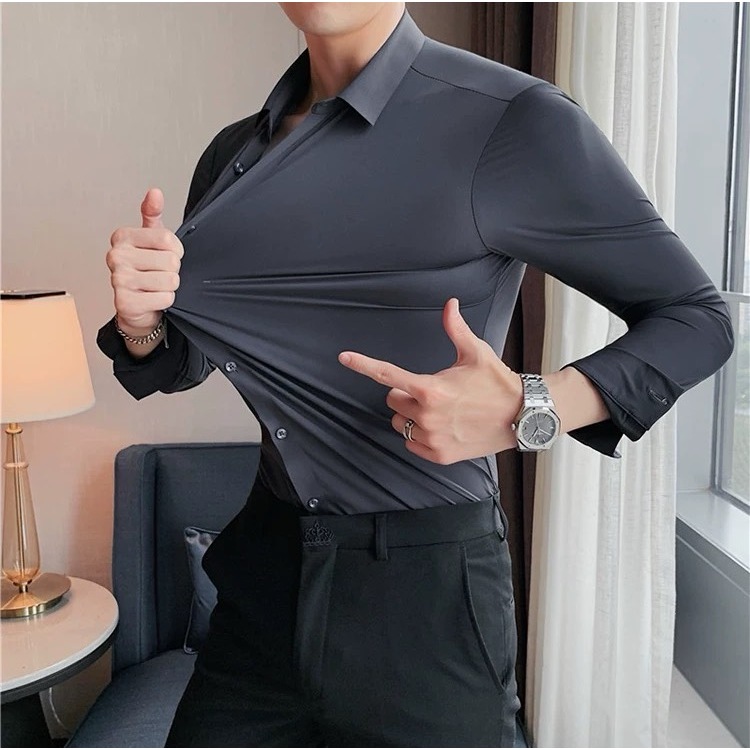 Camisa masculina de manga comprida e corte justo, confeccionada em tecido leve, macio, elástico e respirável.