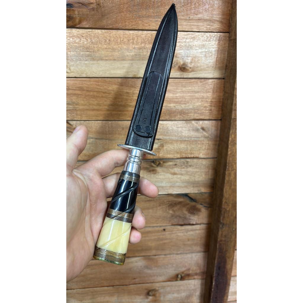 Adaga com fio único e bainha em couro