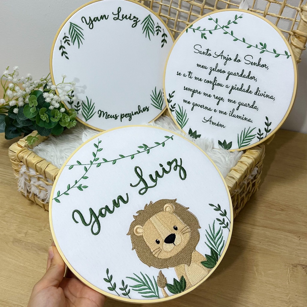 Trio Porta Maternidade Leão com Folhagem Bordado Personalizado Oração Santo anjo e Meus Pezinhos