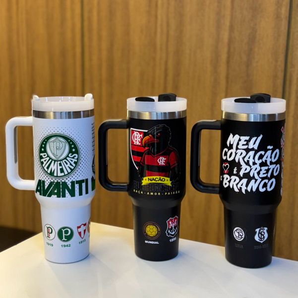 Copo Térmico 1200ml com Tampa e Alça – Modelo Esportivo Estampa Futebol Quente e Frio