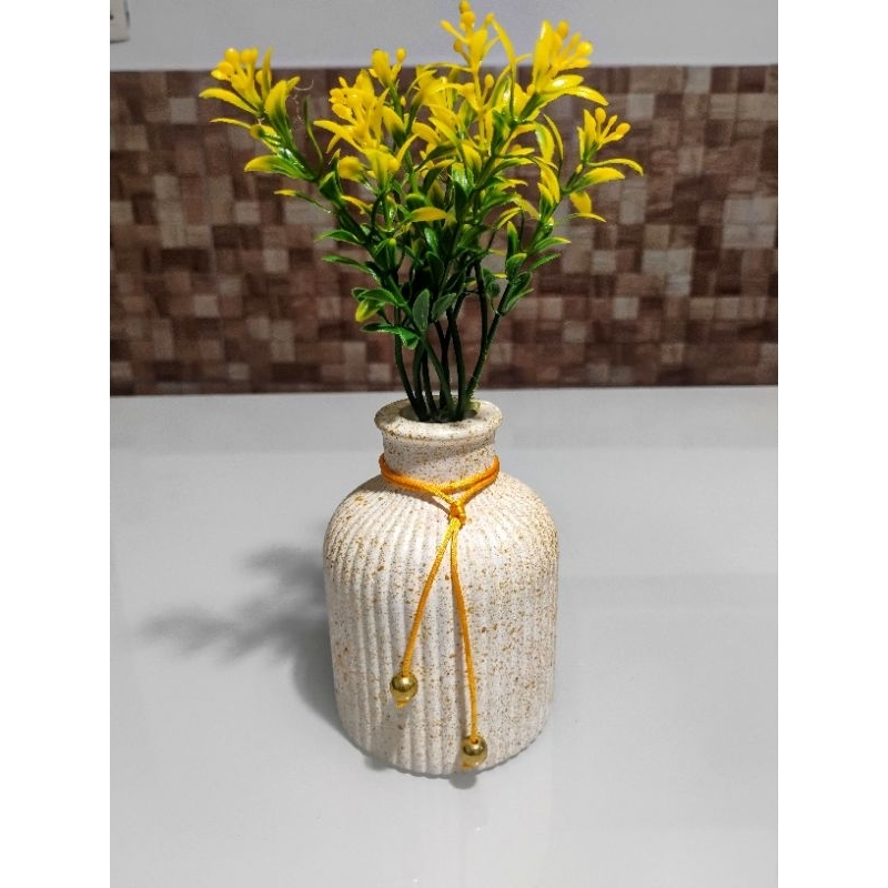 Vaso decorativo garrafinha  listrada de gesso com folhagem artificial