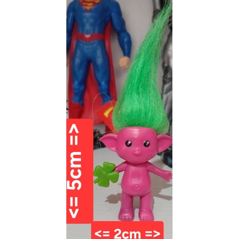 Boneco Troll cor rosa. Este boneco é uma figura colecionável, Faz parte de uma linha de brinquedos que inclui personag. 