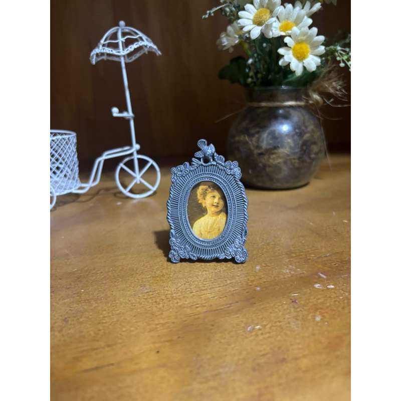 Mini Porta Retrato Em Metal Pássaro Central E Flores Embaixo Estilo Vintage Vitoriano Clássico Retrô