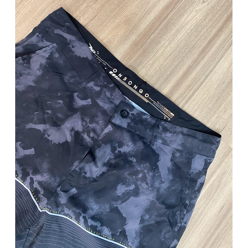 Bermuda Híbrida Onbongo tactel bolso lateral cinza bolso traseiro invisível com detalhes camuflado e elastano