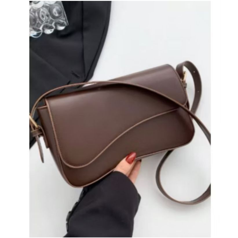 Bolsa Feminina Baguete De Ombro Elegante Premium Couro Sintético Varias Cores Meia Lua Alça Ajustável Lisa em Oferta na Shopee