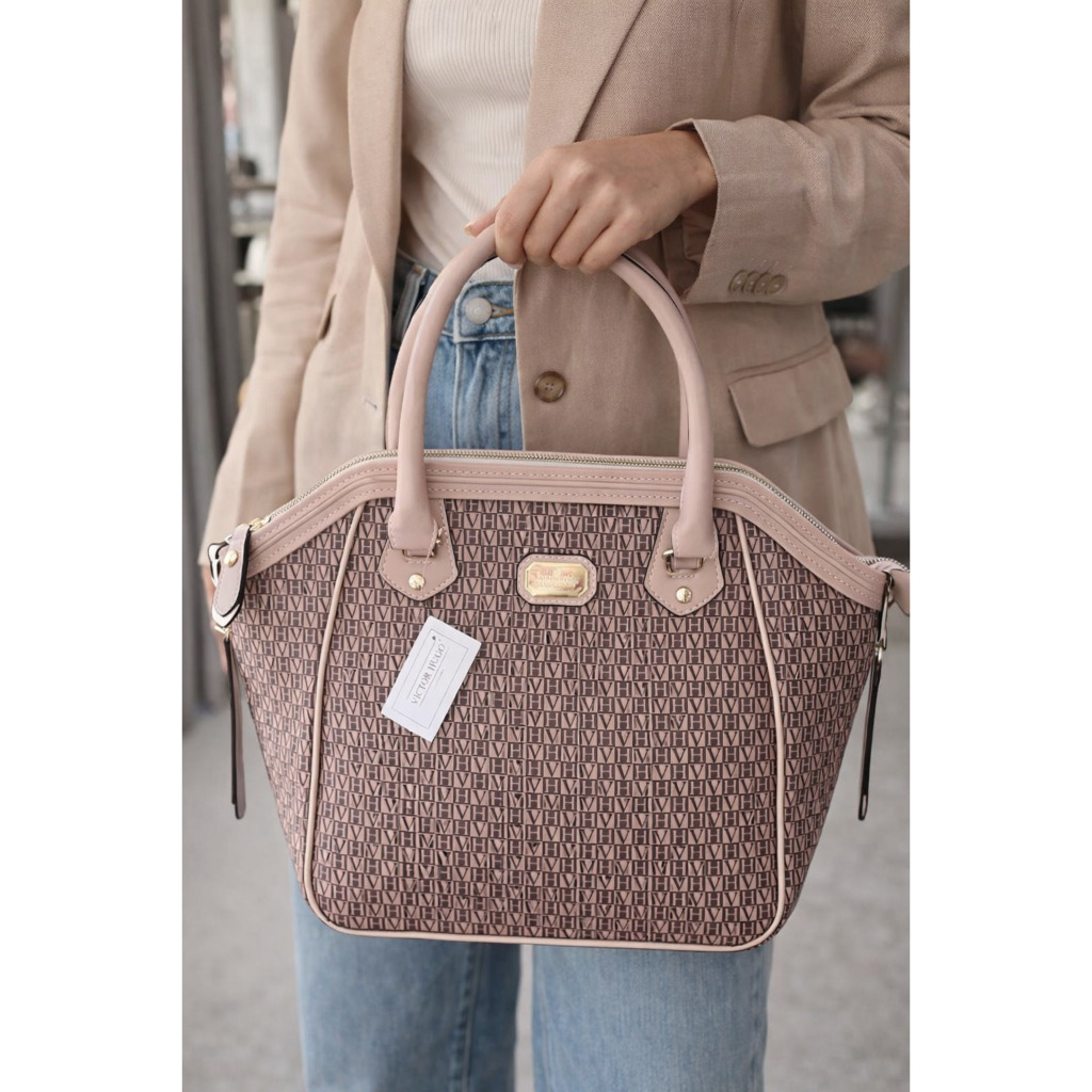 Bolsa Feminina Monograma com Detalhes em Rosa Nude – Sofisticação e Presença em Cada Detalhe