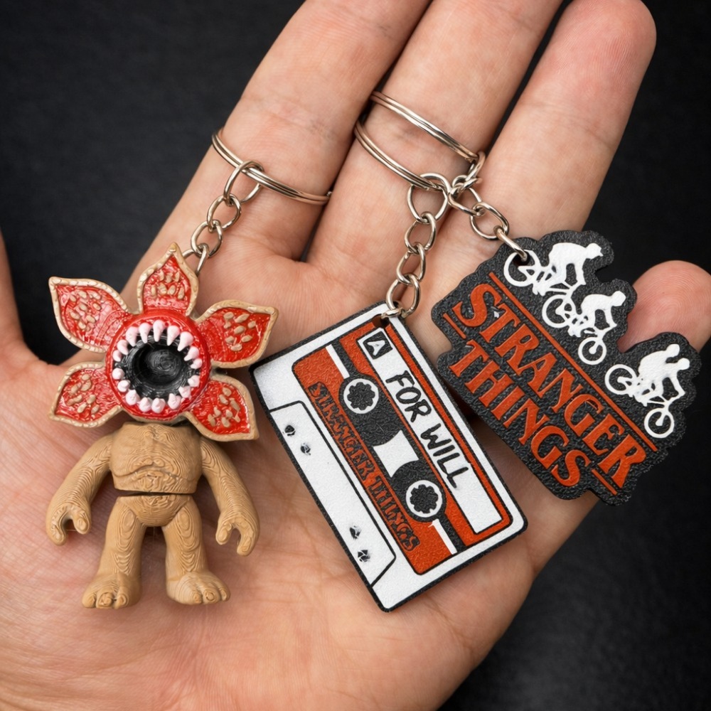 Kit 3 Chaveiros Stranger Things 3D Presente Geek Demogorgon + Logo Retrô + Fita Cassete em Oferta na Shopee