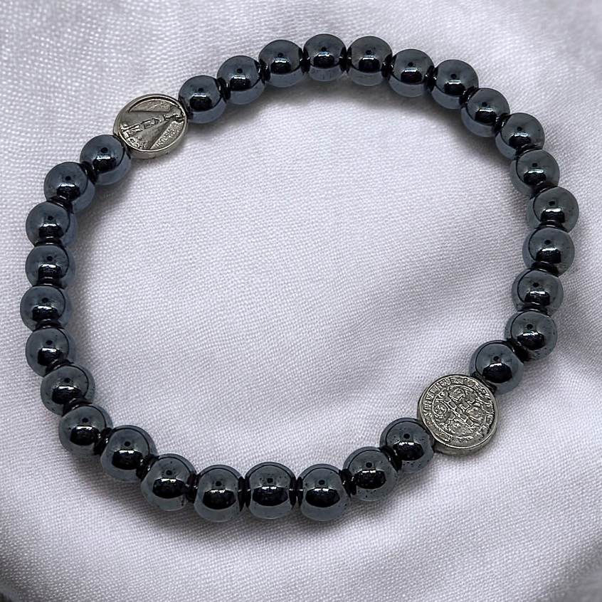 Pulseira Nossa Senhora Aparecida Elástico Reforçado Hematita Duas Medalhas Pulseira Religiosa São Bento