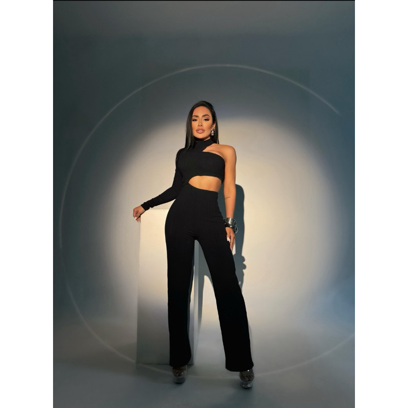 Macacão Feminino Preto Flare Cintura Vazada – Tamanho Único