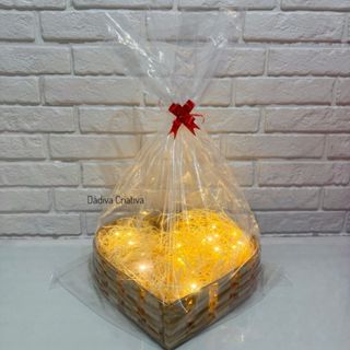 Kit Cesta com Palha | Fio de Led | Saco Transparente e Laço em Oferta na Shopee