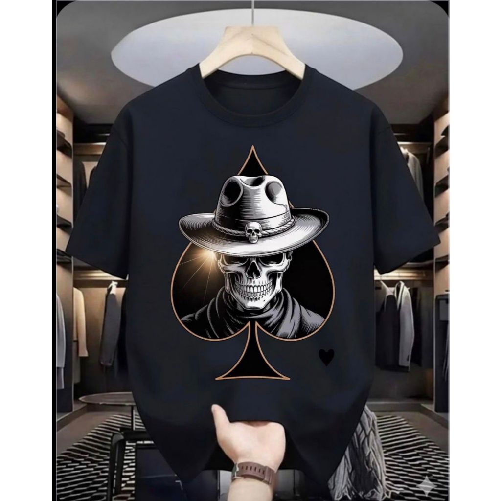 Camisa de algodão nas cores preta e branca, confeccionada com tecido macio e respirável estampada caveira
