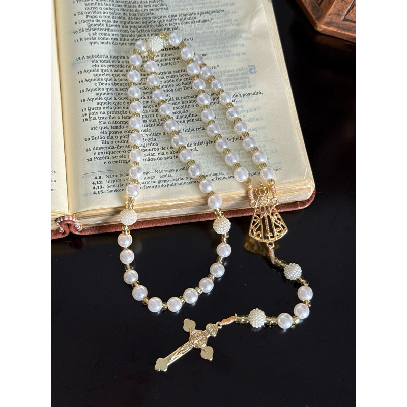 Terço entremeio dourado Nossa Senhora aparecida com contas Peroladas brancas | crucifixo dourado medalha São Bento