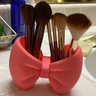 Porta Pincéis de Maquiagem Laço Coquette - Organizador de Mesa Decorativo (Várias Cores) em Oferta na Shopee