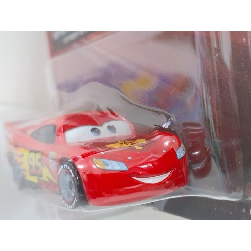MATTEL MINI CARROS RELÂMPAGO MACQUEEN COM PINTURA BRILHANTE, LINDOS DETALHES DISNEY PIXAR CARS
