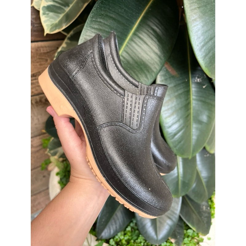 sapato infantil tamanho 33 de plástico ! confortável semi-novo