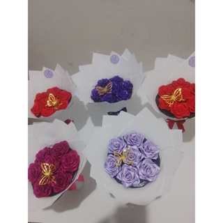 Buquê de flores com 7 rosas (montado)com borboleta metalizada. em Oferta na Shopee
