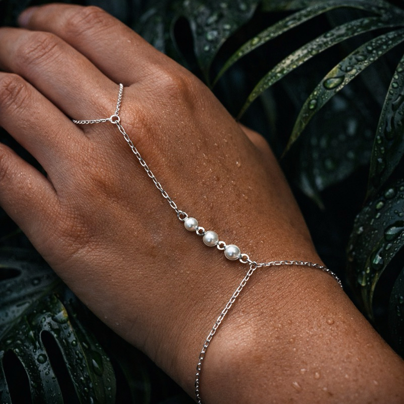 Pulseira Hand Chain Pérolas Ajustável Joia Feminina Romântica e Elegante em Prata 925