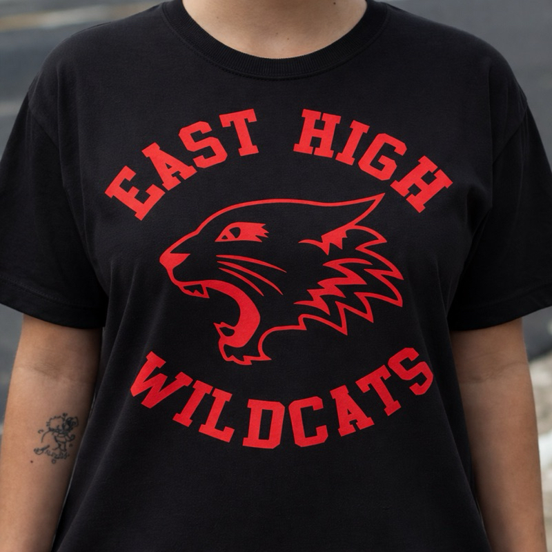Camiseta Estampada East High Wildcats Preta | Estampada Vermelha Premium | Algodão Confortável Unissex