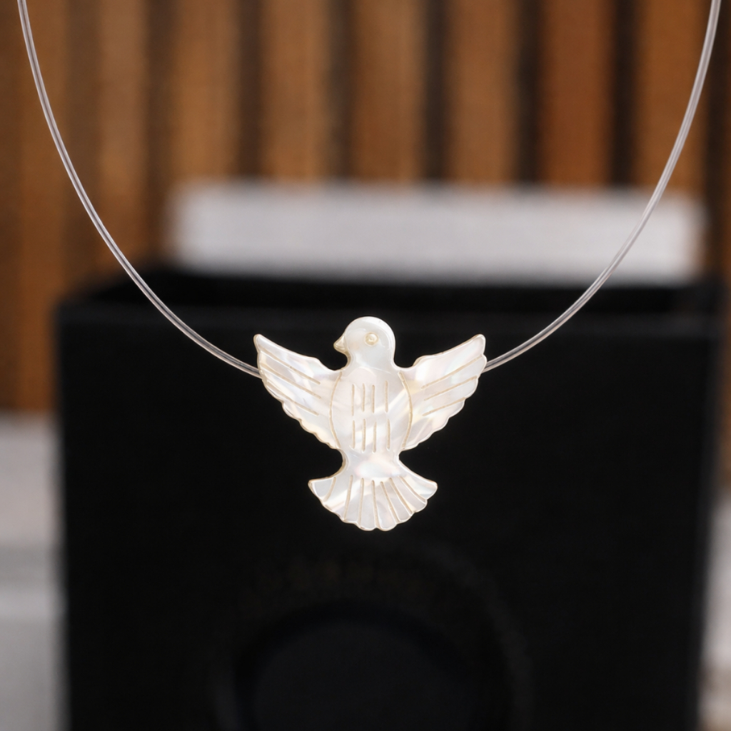 Colar Nylon Divino Espírito Santo ou Nossa Senhora Aparecida Tipo Madrepérola Fecho Prateado em Oferta na Shopee