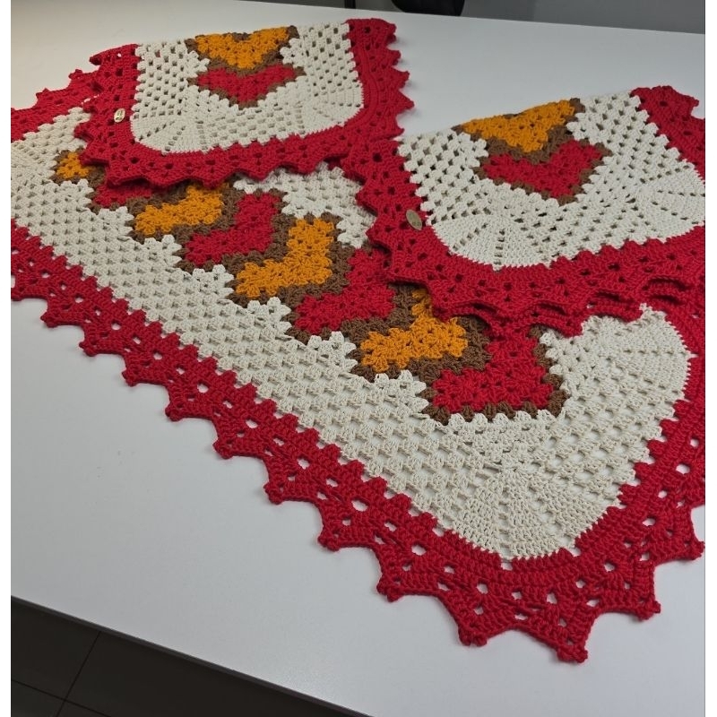 jogo de Tapetes Em Crochê/Cru e vermelho nas medidas 1.06m×46cm e peç menor nas medidas 68cm×46cm 3 peç
