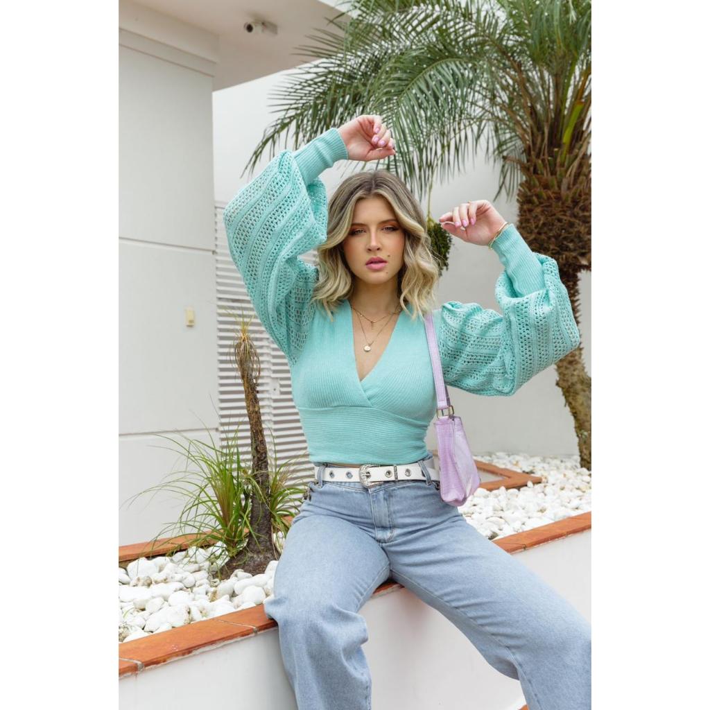 Croped feminino manga bufante furadinha decote V detalhe de amarração nas costas tricô tricot malha