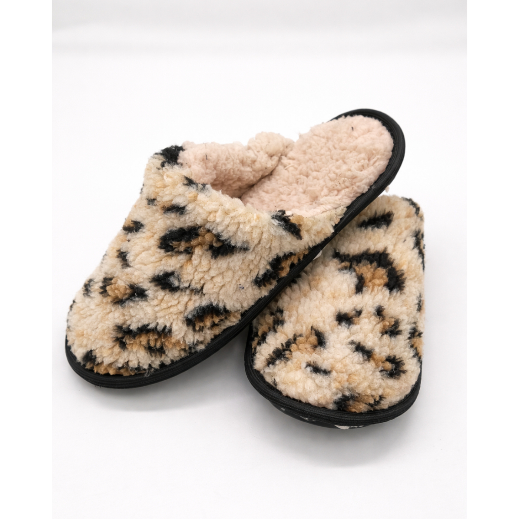 Pantufa feminina peluciada Senza Spina estampa Onça - Chinelo de Inverno