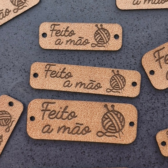 Etiqueta Feito à Mão Couro Sintético Caramelo – Tag para Crochê, Costura e Artesanato 10 ou 30un em Oferta na Shopee