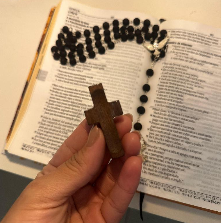 Imagem Cruz de Mão em Madeira para Ansiedade Oração e Meditação