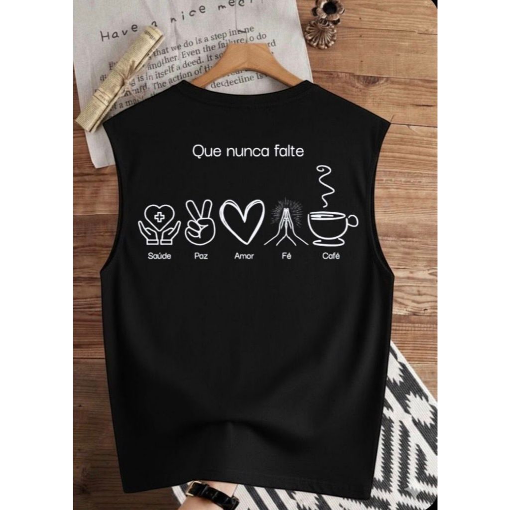 Camisa regata de algodão estampada  nas cores preta e branca, confeccionada com tecido macio e respirável que garante