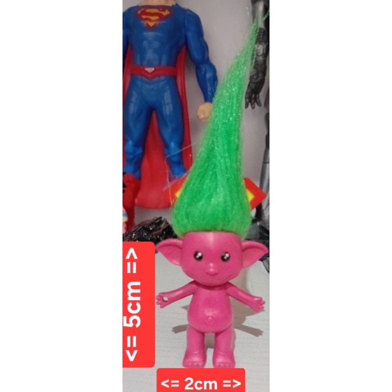 Boneco Troll, com corpo rosa e cabelo verde vibrante. Tipo: Miniatura .Características: Corpo rosa sólido com cabelo sin