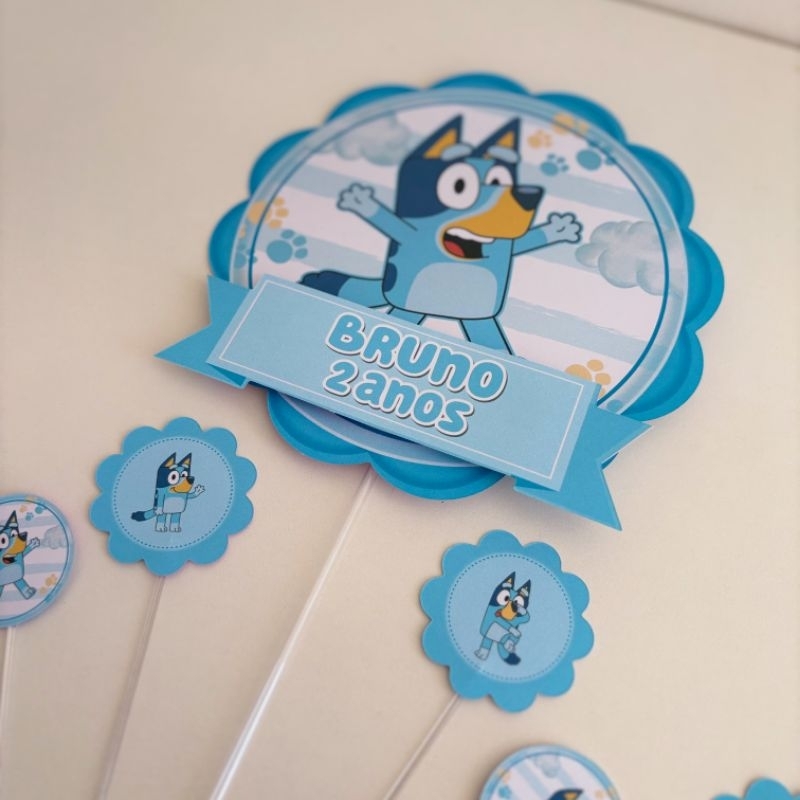 Topo se bolo Bluey - tag pra docinho - topo pra docinho Bluey.