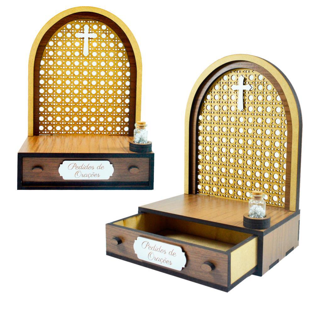 ALTAR EM MDF COM GAVETA “PEDIDOS DE ORAÇÕES” (ATÉ 24 CM) + TERÇO GRÁTIS NA GARRAFINHA