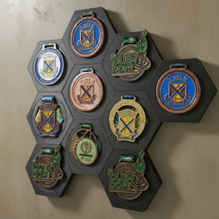 Porta Medalhas Hexagonal Colméia MDF Fixação Imã – Suporte Medalhas Bike Corrida Futebol Jiu-Jitsu em Oferta na Shopee
