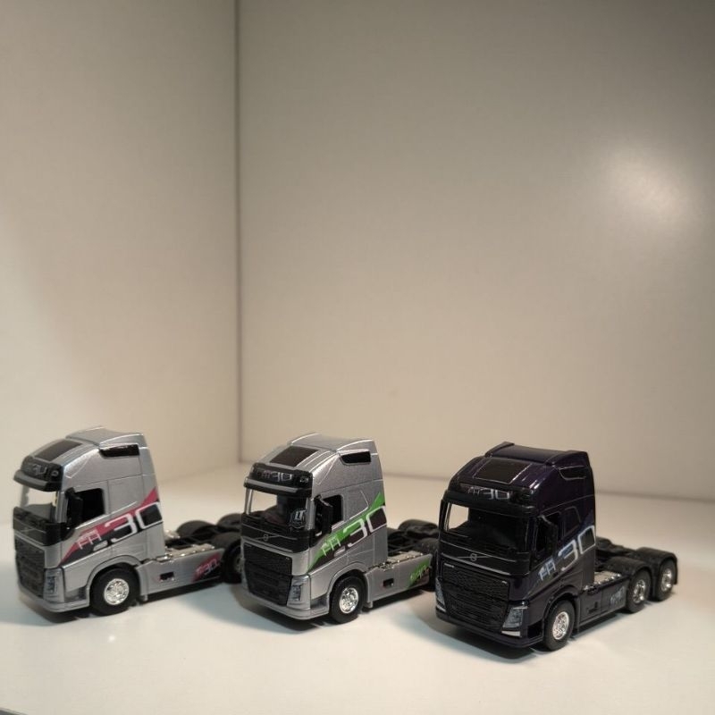 Miniatura de caminhão Volvo customizada Scala 1:64