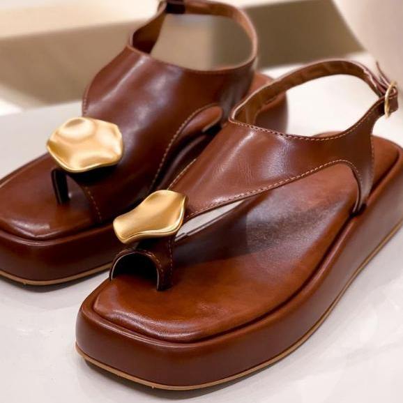 Sandália Feminina FlatForm Flat Plataforma Casual Detalhe Dourado Dedo com Ajuste fivela Confortável Palmilha Acolchoada