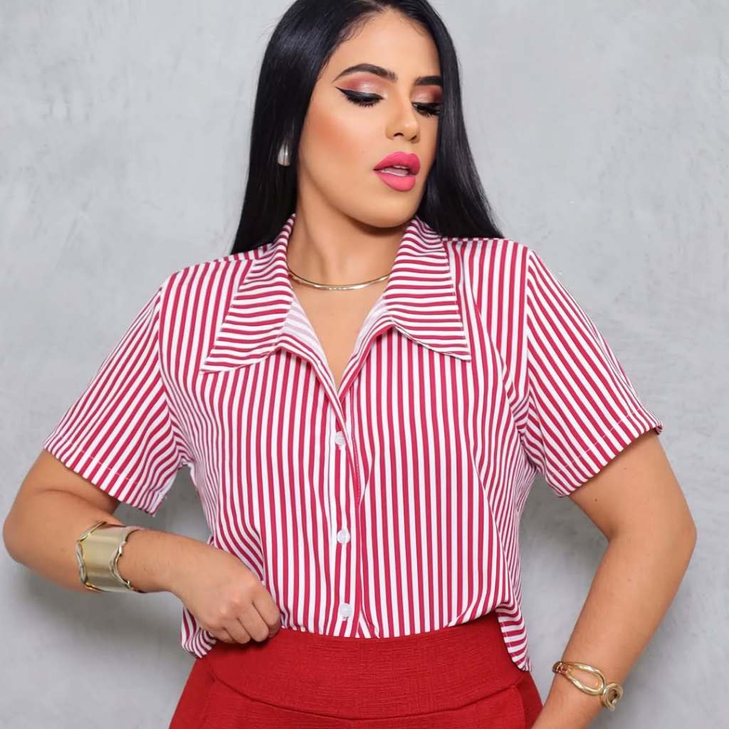 Blusinha Listrada Cropt Social Manga Curta Botões na Frente Escritório Casual Design Elegante e Versátil