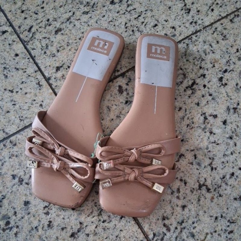 CHINELO DA MOLECA. TAM 36. (A sandália tem desgastes de uso normal) Não é  produto novo.