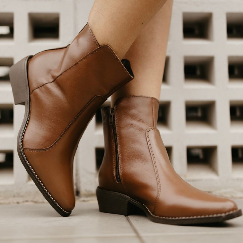 Bota em Couro Bico Fino Feminina Cano Curto Lançamento