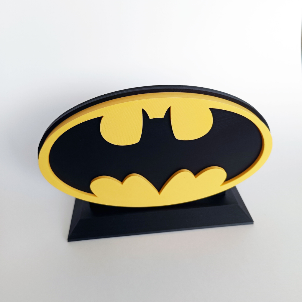 Decoração 3D Logo Batman com Base Enfeite Geek 20x14cm Preto e Amarelo