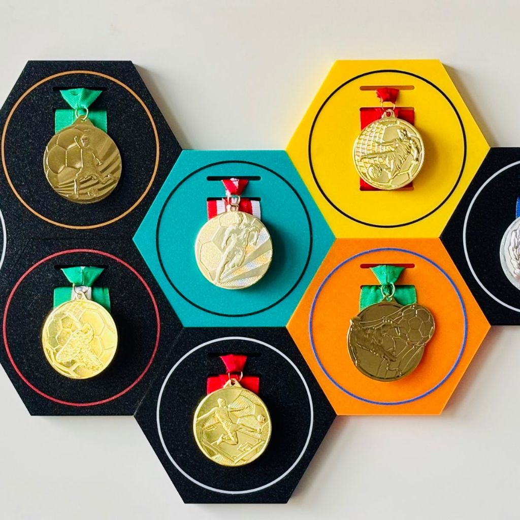 Porta Medalhas KIT Colmeia Modular Parede Suporte Expositor Organizador para Medalhas Esportivas