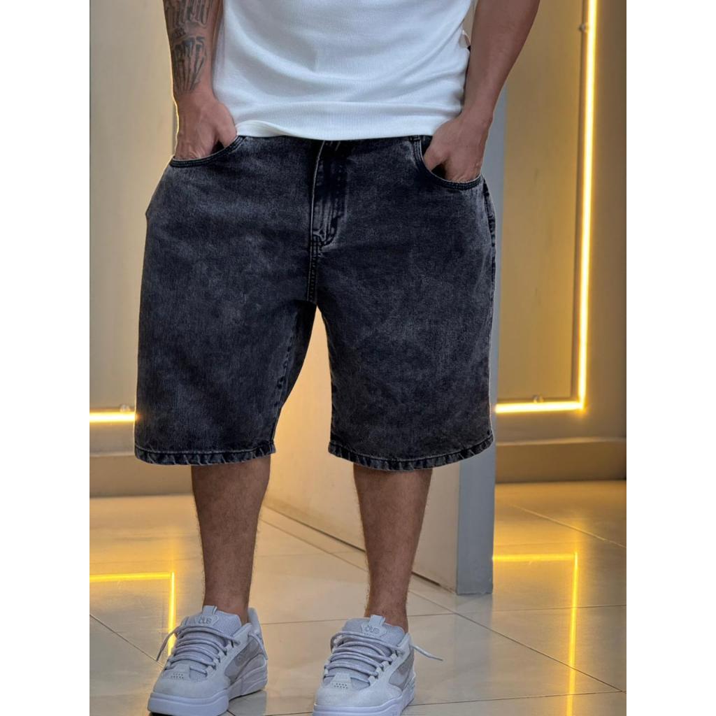 Bermuda Jeans Balão Baggy Preto Estonado Marmorizado com fechamento botão e zípper