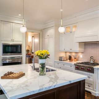 Lustre pendente de teto jabuticaba 1 globo de vidro, canopla e base de alumínio pintado. em Oferta na Shopee