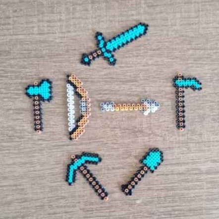 chaveiros ou imãs mine Picareta, machado, enxada, pá, espada e arco e flecha  hama  beads  pixel art