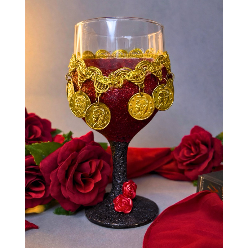 Taça Pombagira Cigana Artesanal Vermelha com Moedas Douradas e Rosas Taça Ritualística Decorativa Maria Padilha, Cigana.