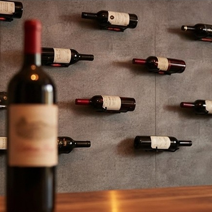 Kit 30 Porta Vinhos de Parede Black Painel Adega Suspensa Profissional