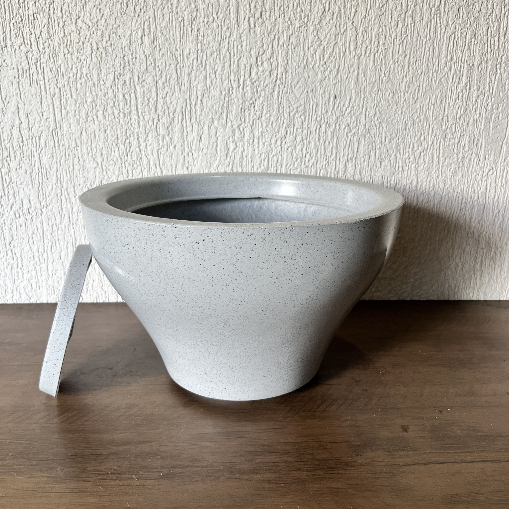 Vaso para plantas decorativo em polietileno Coluna Taça Lisa Com Prato medidas 24cm x 35cm x 16cm