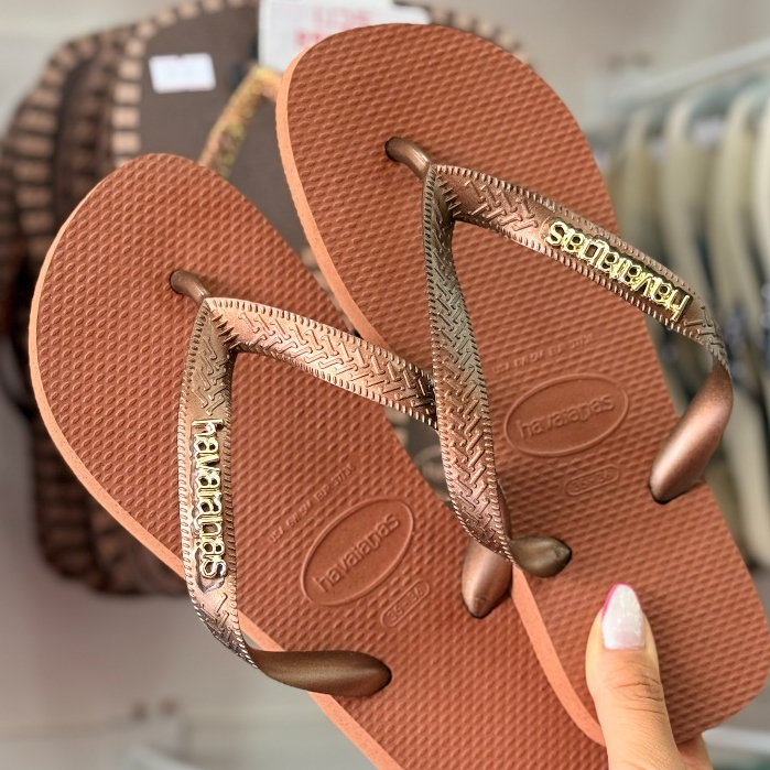 Chinelo Feminino Havaianas Top Personalizada com Placa Logo Douarado Confortável em Oferta na Shopee