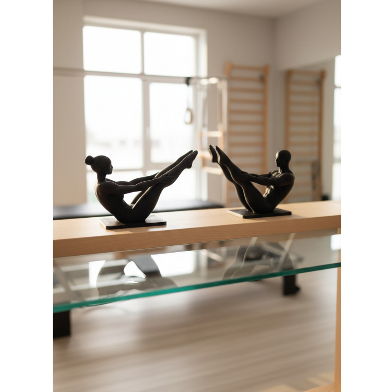 Kit com 2 Esculturas studio pilates ginástica yoga alongando perna decoração corpo atletico escultural