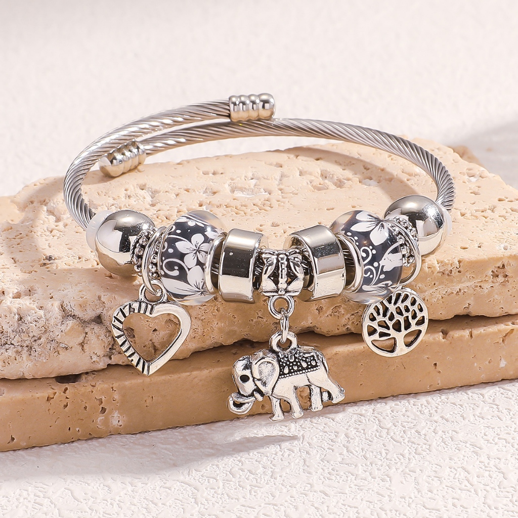 A nova pulseira é ajustável em tamanho. A pulseira é feita de aço inoxidável e os acessórios são feitos de liga. em Oferta na Shopee